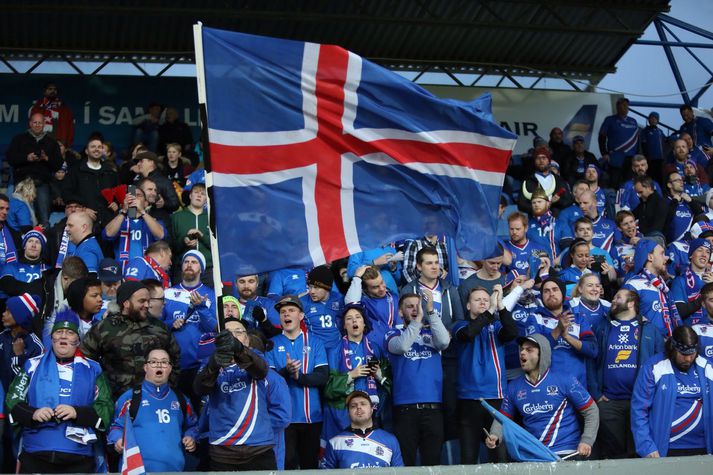 Íslensku strákarnir eru vel studdir, á vellinum og á samfélagsmiðlum.