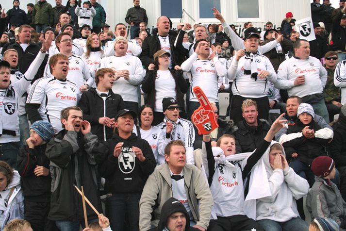 Stuðningsmenn FH hafa brosað lengi en eru nú dottnir af toppnum.