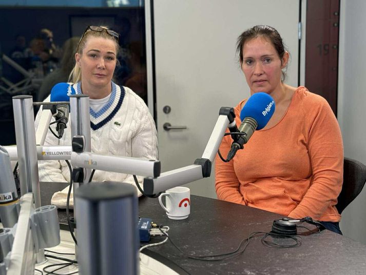 Ingibjörg og Jóhanna segja vanda sona sinna gjörsamlega hafa heltekið fjölskylduna. Þær fóru báðar í veikindaleyfi en Jóhanna hefur snúið aftur til vinnu. 