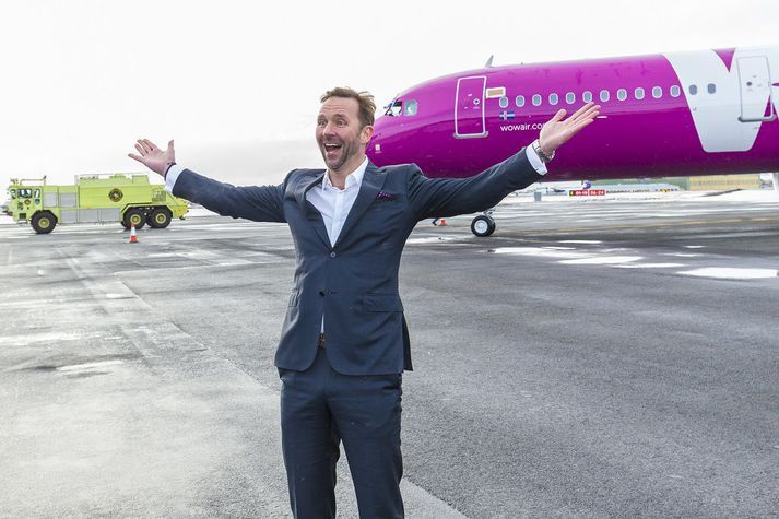 Skúli Mogensen forstjóri WOW air með flugvél félagsins í baksýn.