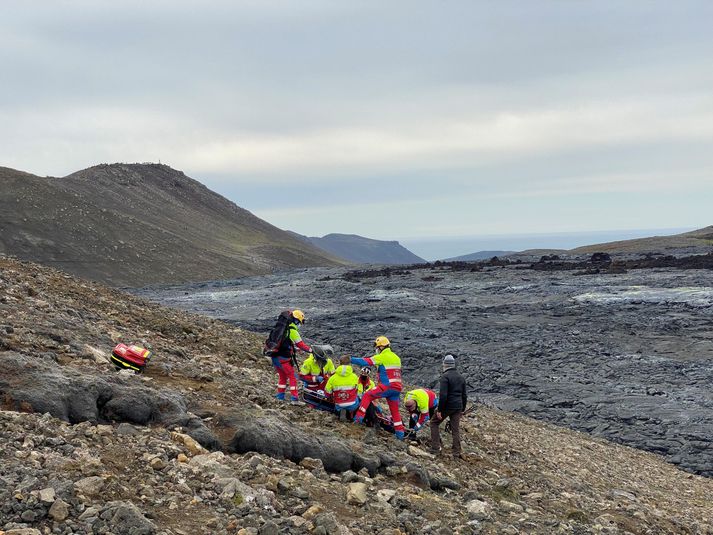 Hér má sjá björgunarsveitir að störfum við gosstöðvarnar í dag.