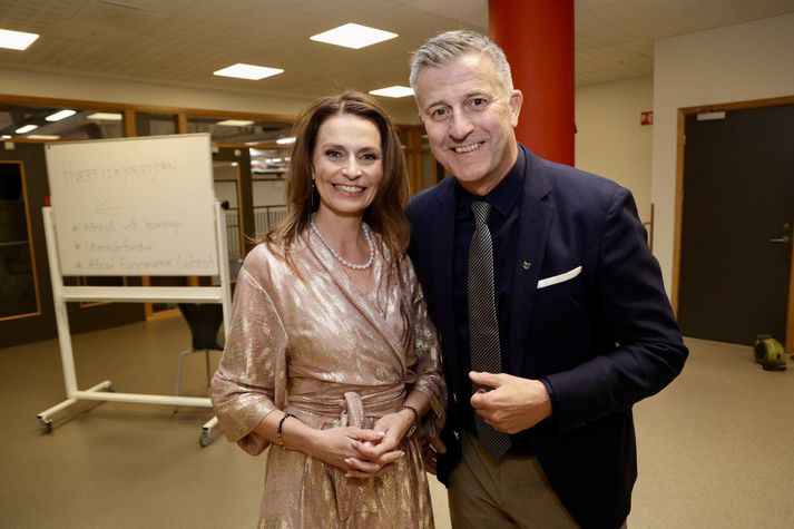 Ásdís Kristjánsdóttir, bæjarstjóri og oddviti Sjálfstæðisflokks og Orri Vignir Hlöðversson, oddviti Framsóknar. Myndin er tekin fyrir upplestur fyrstu talna.