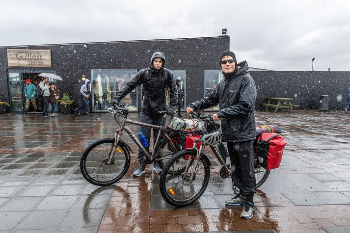 Jacob Stasso og Cole Truant, kanadískir námsmenn á nítjánda ári, í rigningunni fyrir utan þjónustuðmiðstöðina við Gullfoss.