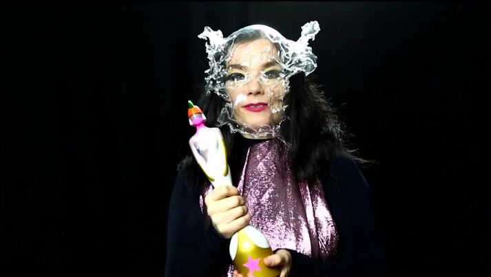 Björk var ekki viðstödd hátíðina en þakkarræða hennar var spiluð á risaskjá á staðnum.