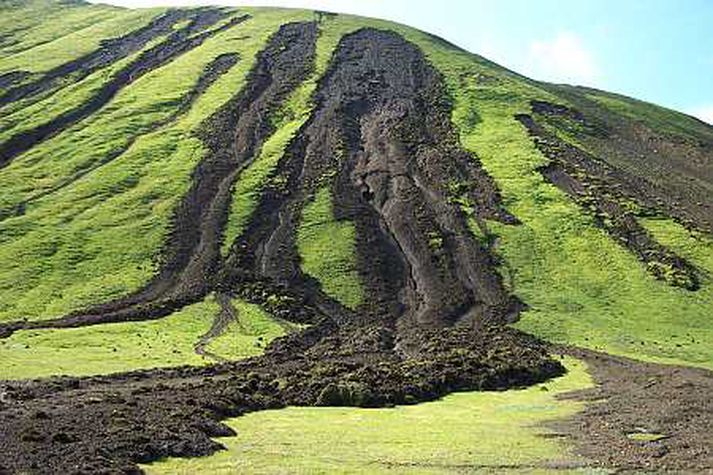 Þessi aurskriða féll úr Landmannahelli árið 2003
