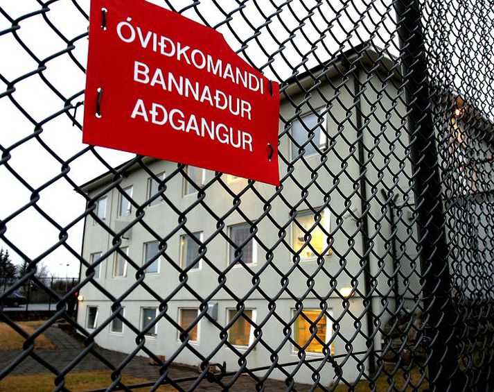 Fangar sem uppfylla tiltekin skilyrði geta brátt stytt afplánunartíma sinn innan fangelsisveggjanna eftir að rafrænt eftirlit verður tekið í gagnið.