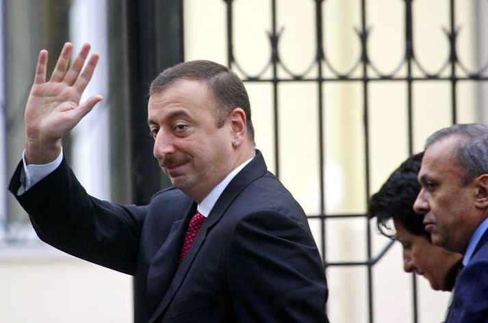 Sigurviss. Ilham Aliev, forseti Aserbaídsjans, hafði heitið sanngjörnum og heiðarlegum kosningum en við það virðist hins vegar ekki hafa verið staðið.