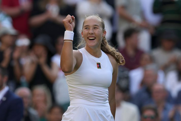 Hin átján ára gamla Mirra Andreeva er að gera flotta hluti á Wimbledon risamótinu og hún heillar líka marga með einlægri framkomu sinni.