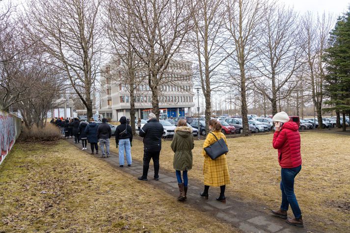 Í tölunum er ekki kostnaður við greiningu PCR-sýnanna en hann fellur til hjá Landspítalanum.