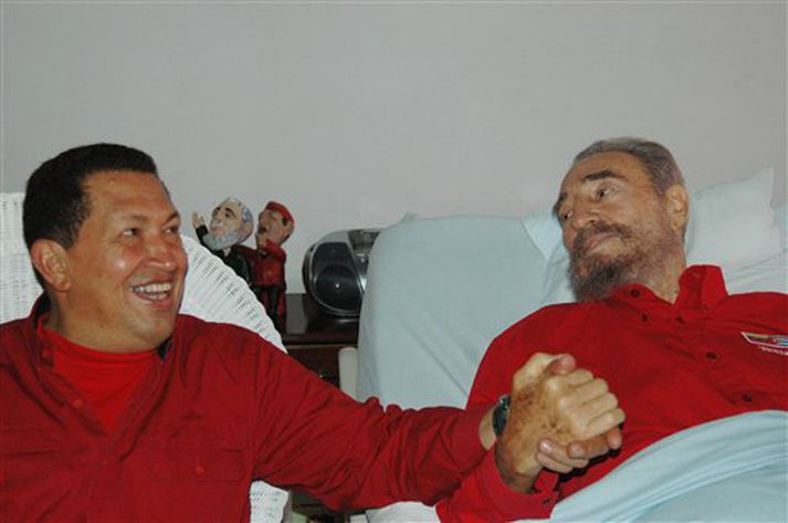 Fidel Castro er hér ásamt Hugo Chavez, forseta Venesúela, sem heimsótti Castro til Kúbu skömmu eftir aðgerðina í sumar.