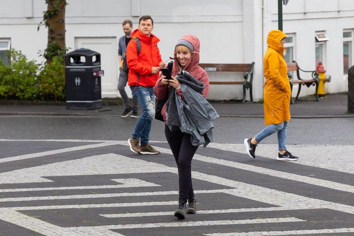 Ferðamenn við Hallgrímskirkju. Hiti á landinu í dag verður á bilinu tvö til átta stig.