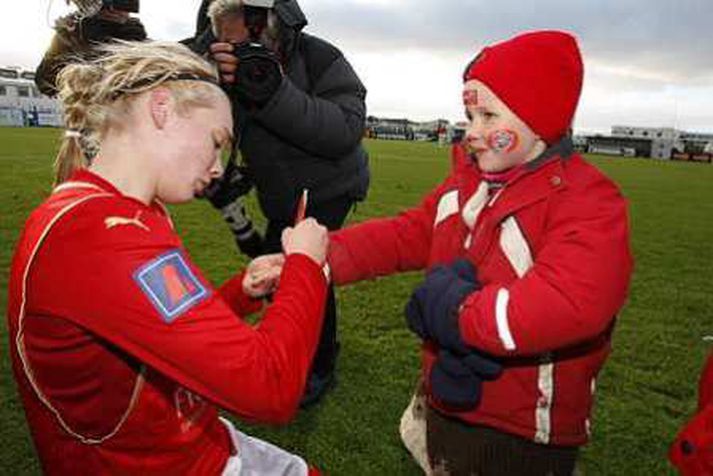 Margrét Lára gefur ungum stuðningsmanni Vals eiginhandaáritun.