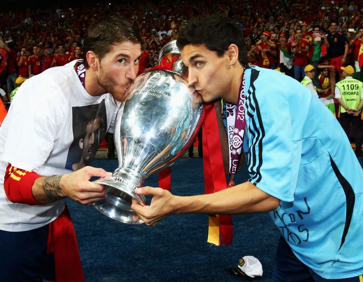 Sergio Ramos og Jesus Navas smella kossi á Evrópumeistaratitil Spánverja síðastliðið sumar.