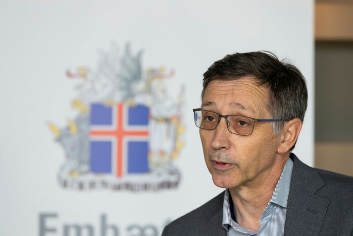 Óskar Reykdalsson forstjóri heilsugæslunnar á höfuðborgarsvæðinu segir fólk smita mest þegar það er lasið.