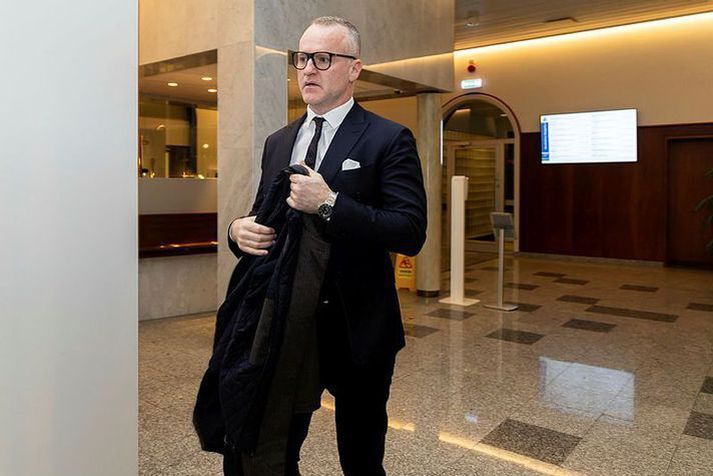 Ómar Valdimarsson, lögmaður, hafði farið fram á ógildingu úrskurðar úrskurðarnefndar lögmanna en féll frá málinu. 