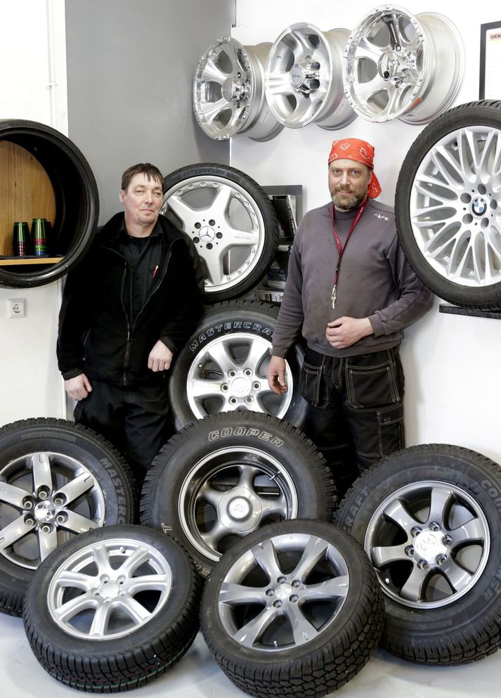 Valdimar Sigurðsson og Snorri Hermannsson stilla sér upp með nokkrum sýnishornum af söluvörum.