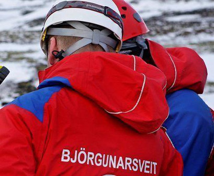 Aðstæður eru nokkuð erfiðar í Sveinsgili en leitað er að manni sem féll í ánna fyrr í kvöld.