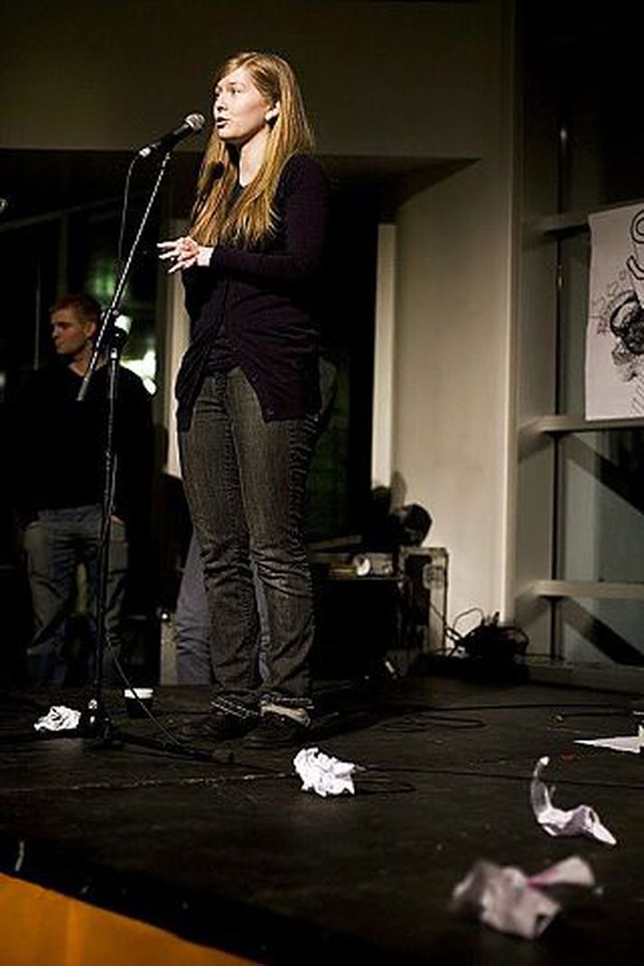Vann ljóðaslammið síðast. Ásta Fann­ey Sigurðardóttir flutti vinnings­atriðið í fyrra með Ástríði Tómasdóttur.