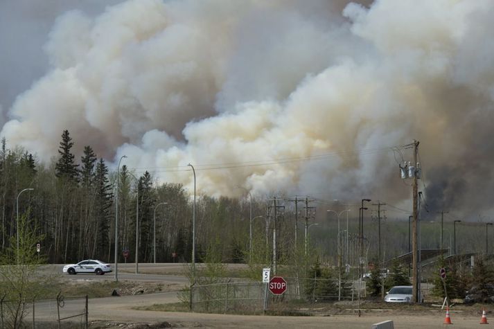 Reykur frá gróðureldunum í Fort McMurray sem ollu mikilli eyðileggingu árið 2016.