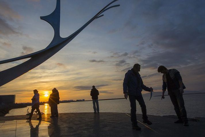 Tveir menn renndu fyrir fisk við Sólfarið. Þeir höfðu nýlokið við að landa einum makríl þegar ljósmyndara blaðsins bar að garði.