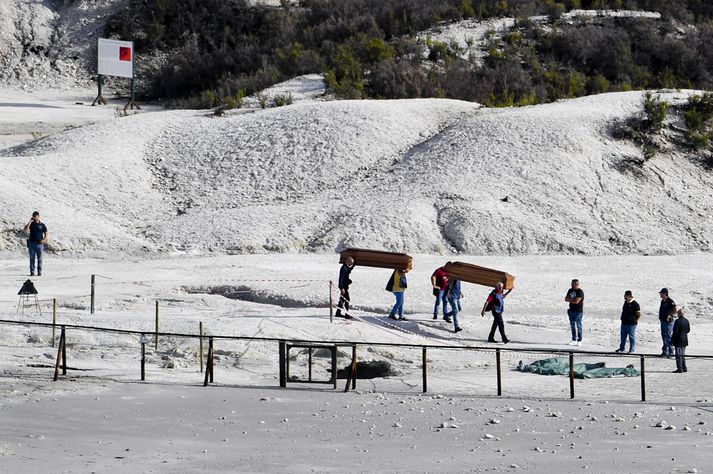 Annar sonur foreldranna, sem er sjö ára, féll ekki ofan í gíginn.