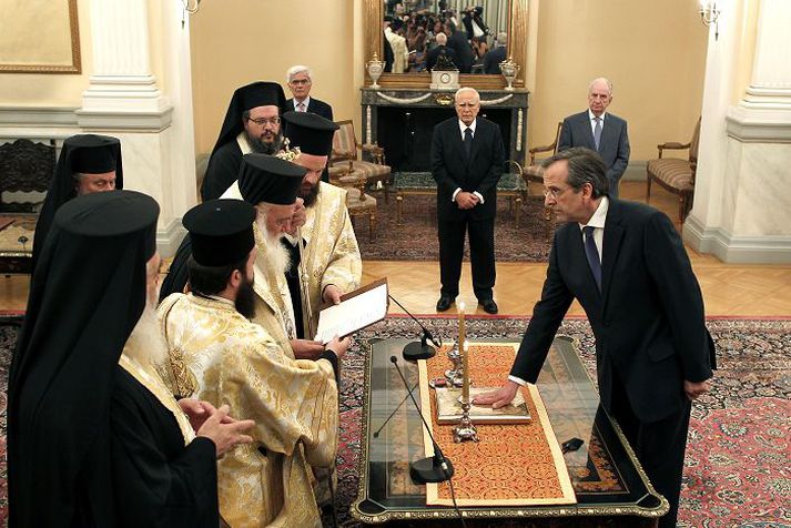 Antonis Samaras sór embættiseið í forsetahöllinni í Aþenu í gær.