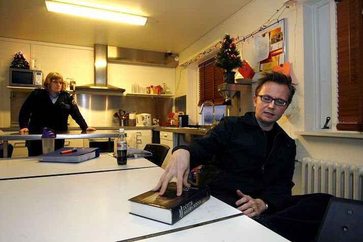 í fangelsi Sindri Freysson í kvennafangelsinu í Kópavogi þar sem hann las upp úr sinni nýjustu bók.fréttablaðið/pjetur