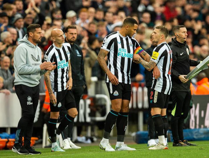 Jamaal Lascelles kemur inn á sem varamaður hjá Newcastle United á móti Aston Villa og tekur við fyrirliðabandinu.