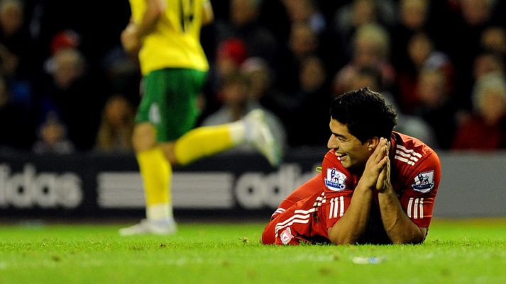 Luis Suarez vildi fá víti en fékk ekki.