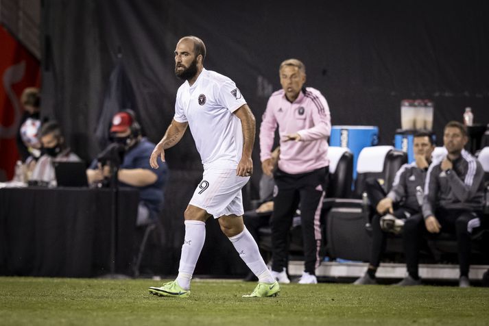 Gonzalo Higuaín og Phil Neville á hliðarlínunni. Sá síðarnefndi segir Inter Miami skorta liðsheild.