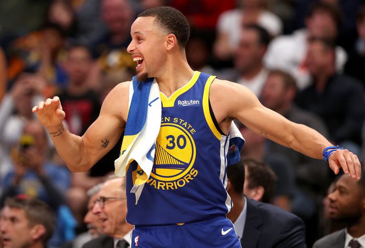 Stephen Curry skoraði 31 stig á 30 mínútum og hvatti síðan liðsfélagana áfram á bekknum.