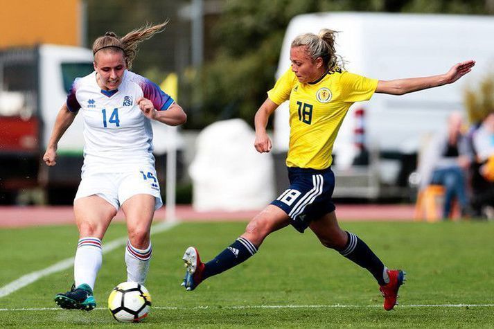 Guðrún Arnardóttir í leik með íslenska landsliðinu.