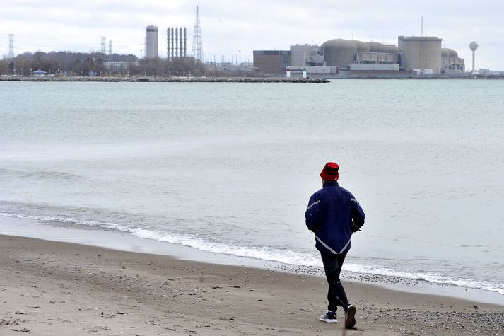 Skokkari við Ontario-vatn með Pickering-kjarnorkuverið í baksýn. Til stóð að taka verið úr notkun í ár en því hefur verið frestað til 2024.