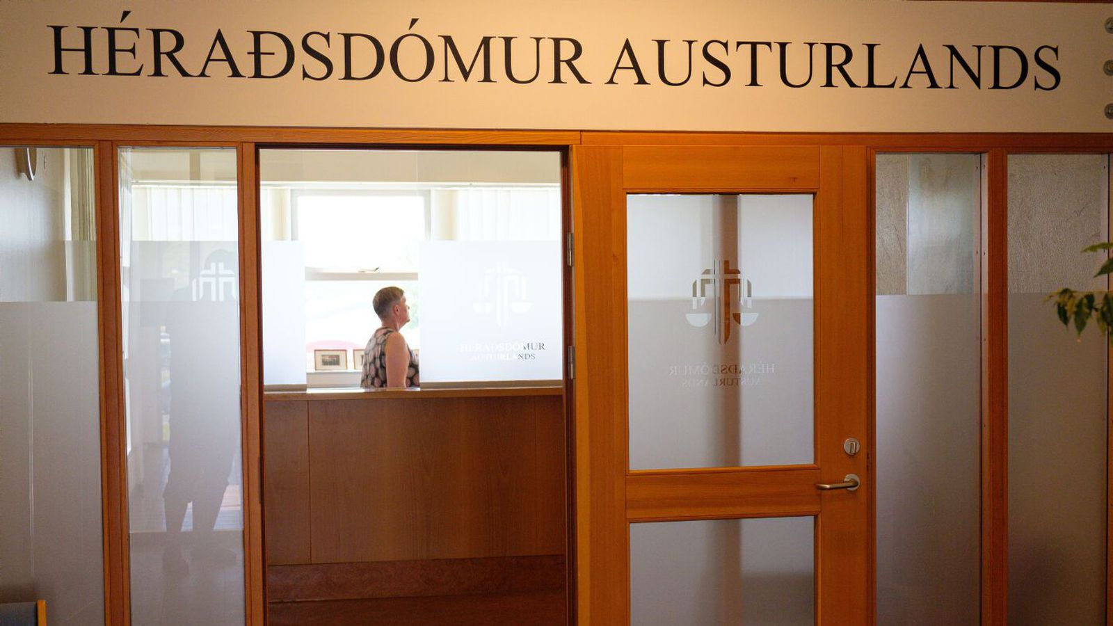 Átta mánaða skil­orð fyrir of­beldi í nánu sam­bandi og eigna­spjöll