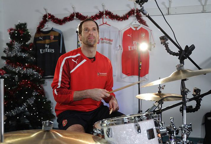 Cech trommar jólin inn.