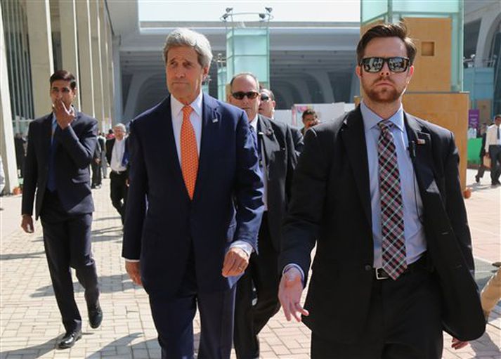 John Kerry gengur út af fundi í borginni Gandhinagar. Heimsókn hans til Indlands var ástæða fjarveru hans í París.