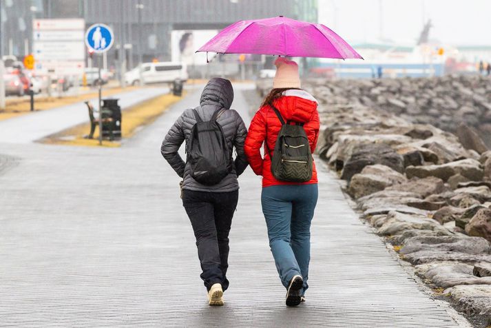 Seint á laugardag en von á næstu lægð og þykknar upp vestantil um kvöldið og fer að rigna um nóttina.