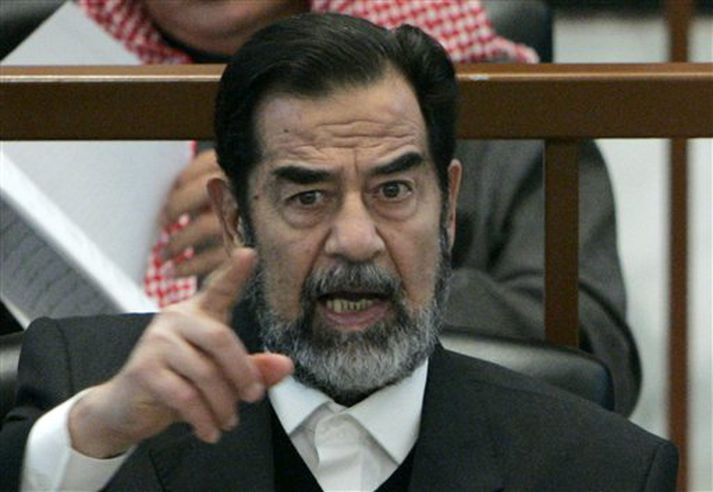 Saddam Hússein er hér í réttarsal en lögfræðingar hans reyna nú að lengja lífdaga hans.