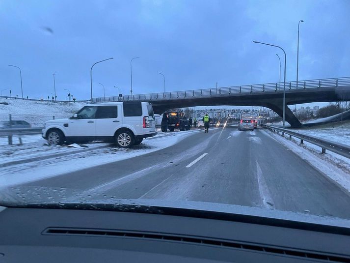 Mikið var um óhöpp í umferðinni seinni partinn í dag og eru mörg þeirra rakin til hálku.