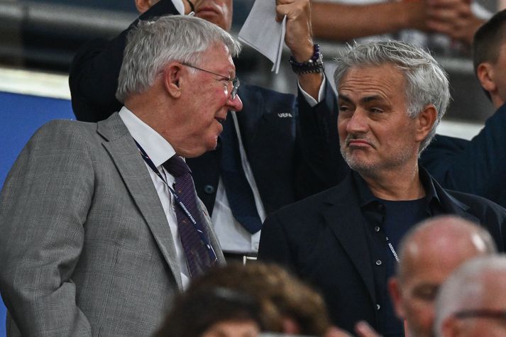 José Mourinho sést hér við hliðina á Sir Alex Ferguson á leik á Evrópumótinu í fótbolta 2024.