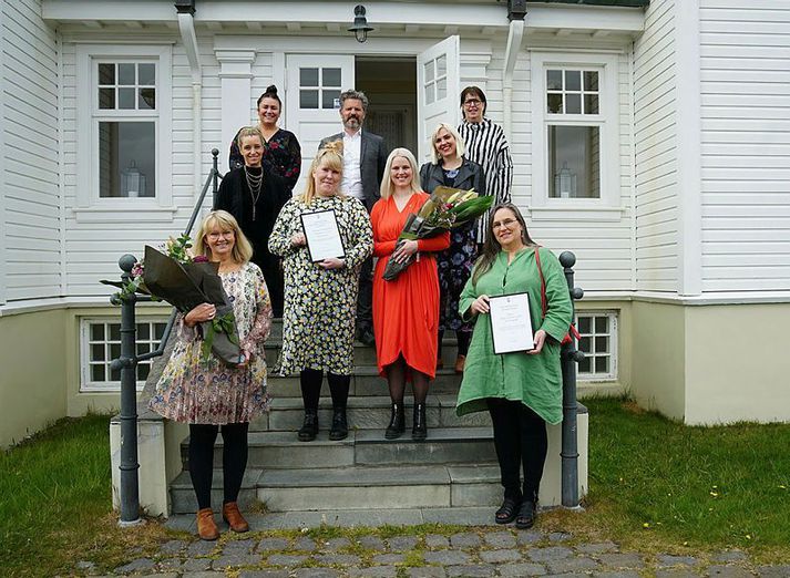 Andrea Marel Þorsteinsdóttir, félagsmiðstöðinni Tjörninni, Dagur B. Eggertsson, borgarstjóri, Anna Kristinsdóttir, mannréttindastjóri Reykjavíkurborgar, Guðrún Kaldal, framkvæmdastjóri félagsmiðstöðvarinnar Tjarnarinnar, Dóra Björt Guðjónsdóttir, formaður mannréttinda-, nýsköpunar- og lýðræðisráðs, Hrefna Þórarinsdóttir, forstöðumaður hinsegin félagsmiðstöðvar Tjarnarinnar og Samtakanna ’78, Þorbjörg Þorvaldsdóttir, formaður Samtakanna ´78, Guðrún Ebba Ólafsdóttir, ráðgjafi hjá Rótinni og Kristín I. Pálsdóttir, talskona og framkvæmdastjóri Rótarinnar.