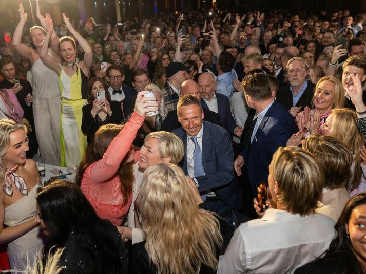 Verðandi forsetaherra Björn Skúlason er fyrir miðju myndarinnar í rosalegu kosningapartýi Höllu Tómasdóttur.