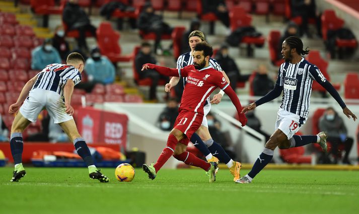 Leikmenn Liverpool og WBA geta haldið áfram að spila þrátt fyrir útgöngubann, rétt eins og aðrir leikmenn Úrvalsdeildarinnar.