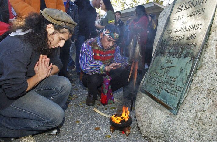 Frumbyggjar á bæn við minnisvarða um fórnarlömb fjöldamorðs á Wampanoag-frumbyggjum í Plymouth árið 2007.