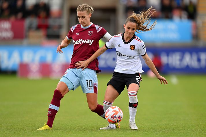 Dagný Brynjarsdottir í baráttu við Onu Batlle í leik West Ham United og Manchester United um helgina.