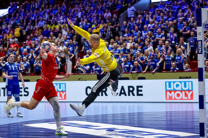 Svisslendingar skora eitt af mörgum mörkum sínum maður á móti manni í leiknum á móti Sviss í dag.