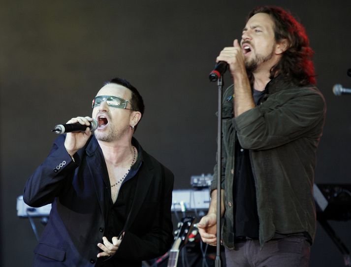 Félagarnir Bono og Vedder sungu lagið Rockin´in the Free World á Hawaii.