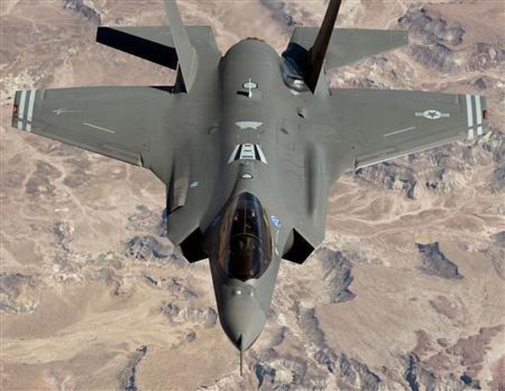 F-35. Meira verður framleitt af þessum vélum en framleiðslu F-22 hætt með öllu á árinu.