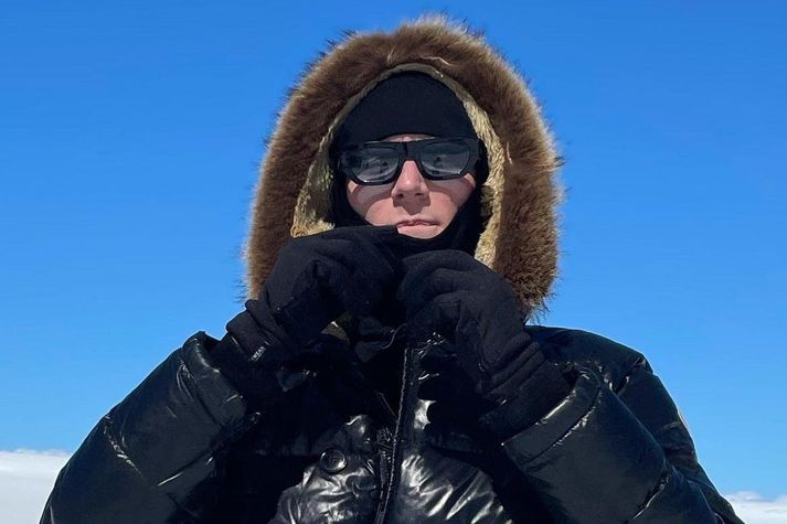 Tónlistarmaðurinn Issi flytur lagið sitt Meira Shit í beinni.