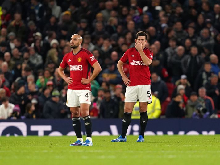 Sofyan Amrabat og Harry Maguire fremur ráðvilltir á Old Trafford í kvöld.